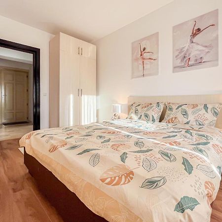 Uniquemoments Airport Apartment & Secure Parking & Airport Shuttle Iasi Bagian luar foto
