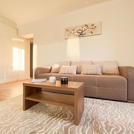 Uniquemoments Airport Apartment & Secure Parking & Airport Shuttle Iasi Bagian luar foto