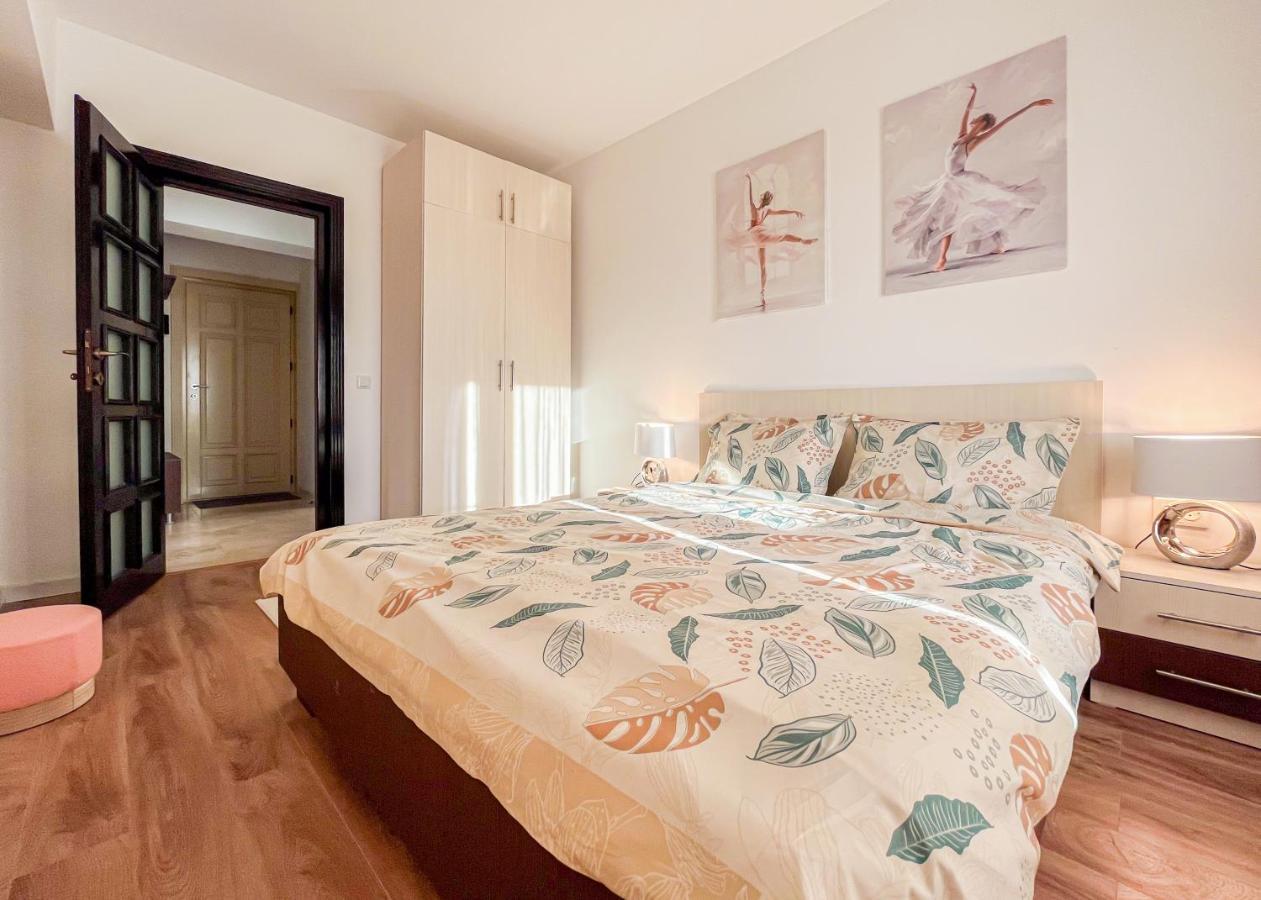 Uniquemoments Airport Apartment & Secure Parking & Airport Shuttle Iasi Bagian luar foto