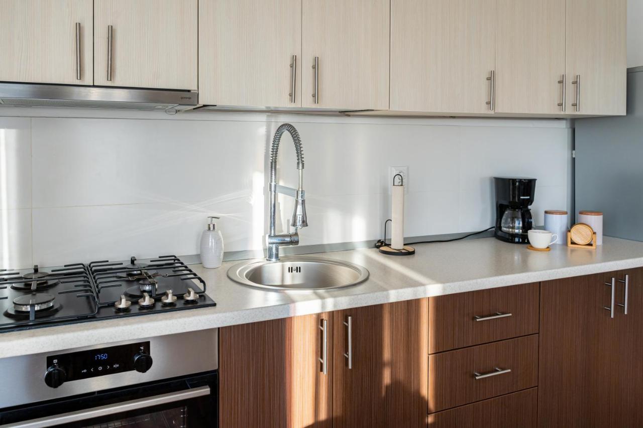 Uniquemoments Airport Apartment & Secure Parking & Airport Shuttle Iasi Bagian luar foto