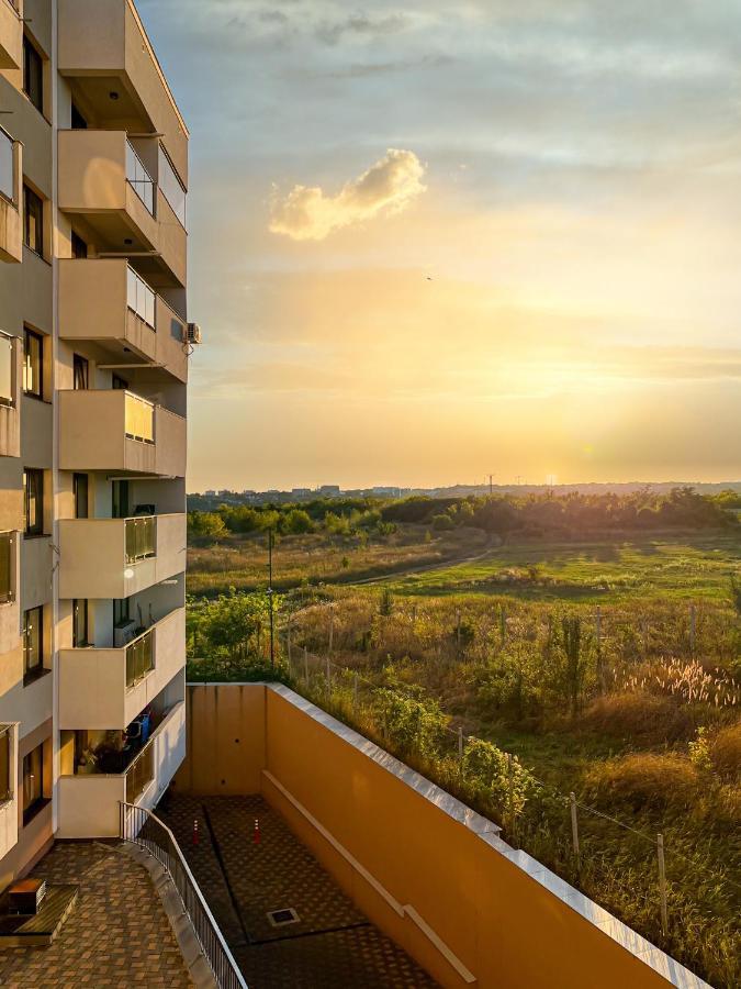 Uniquemoments Airport Apartment & Secure Parking & Airport Shuttle Iasi Bagian luar foto