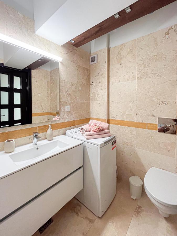 Uniquemoments Airport Apartment & Secure Parking & Airport Shuttle Iasi Bagian luar foto