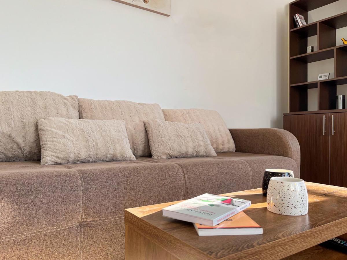 Uniquemoments Airport Apartment & Secure Parking & Airport Shuttle Iasi Bagian luar foto