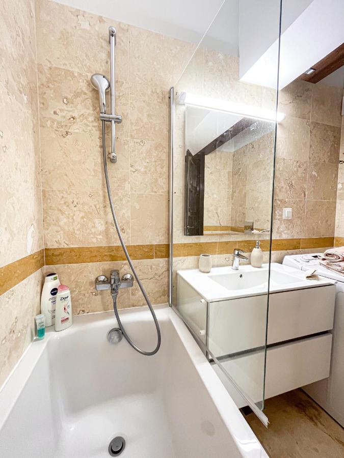 Uniquemoments Airport Apartment & Secure Parking & Airport Shuttle Iasi Bagian luar foto