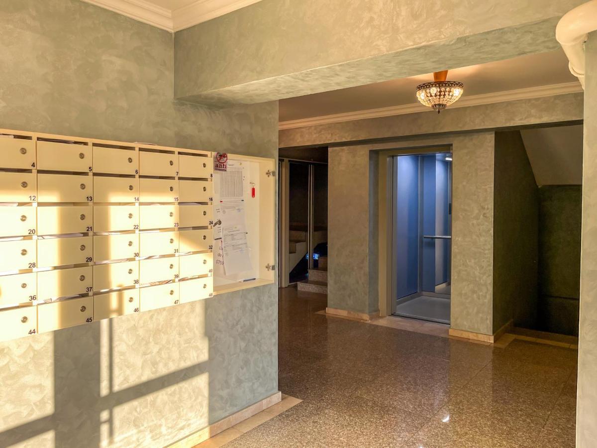 Uniquemoments Airport Apartment & Secure Parking & Airport Shuttle Iasi Bagian luar foto