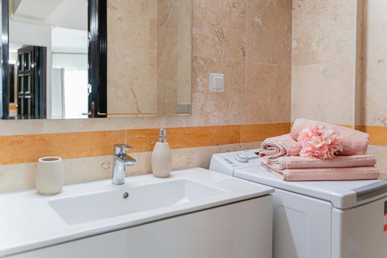 Uniquemoments Airport Apartment & Secure Parking & Airport Shuttle Iasi Bagian luar foto