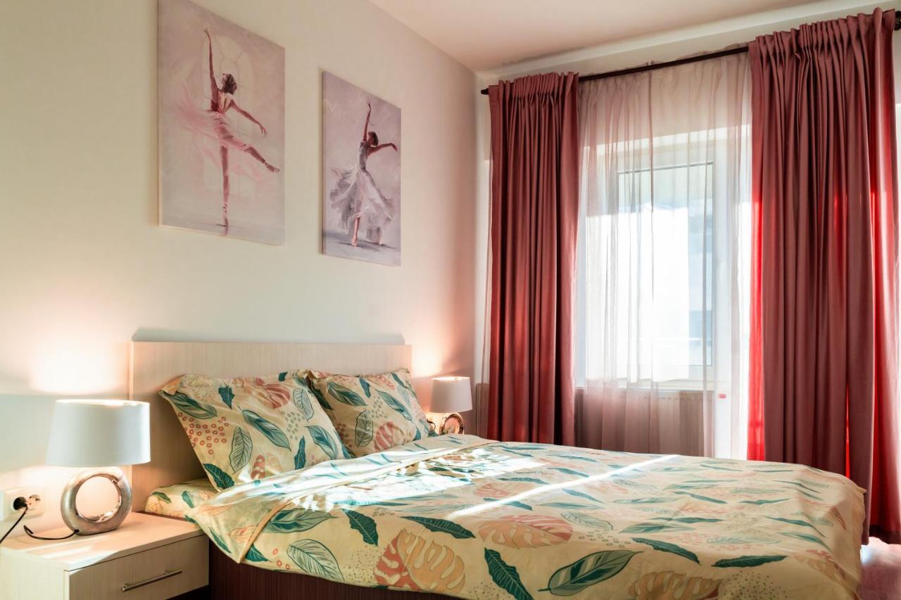 Uniquemoments Airport Apartment & Secure Parking & Airport Shuttle Iasi Bagian luar foto